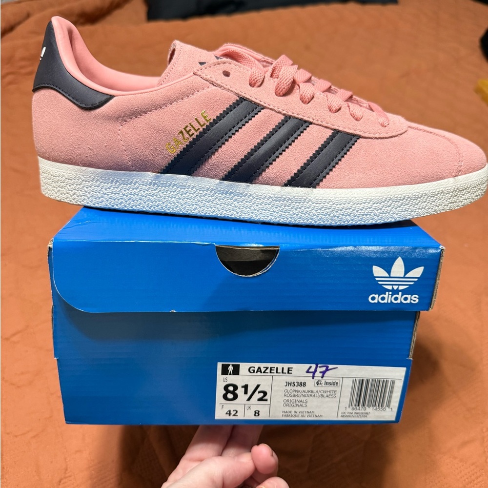 adidas Gazelle Women’s Pink Suede Sneakers with black Stripes 8.5M/10W